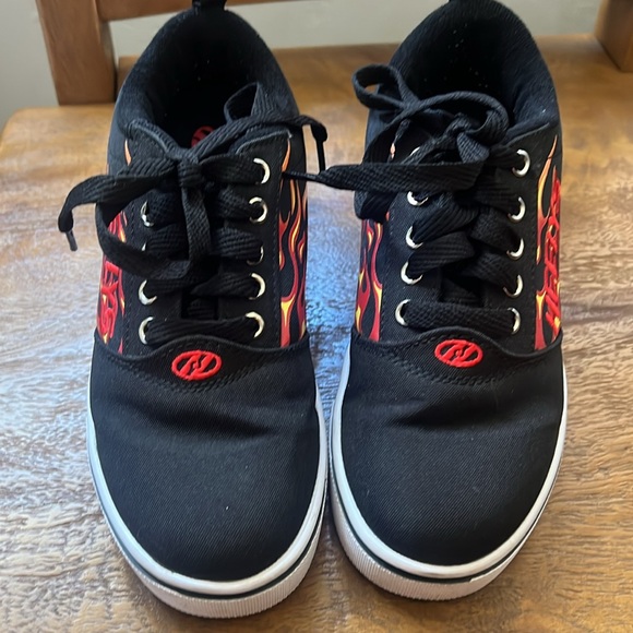 Heelys Pro 20 Skate Shoe - Black Flames Kids' size Youth 3 - Picture 6 of 14